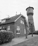 857039 Gezicht op de watertoren met bijbehorende machinistenwoning aan de Stationsweg te Maarssen.